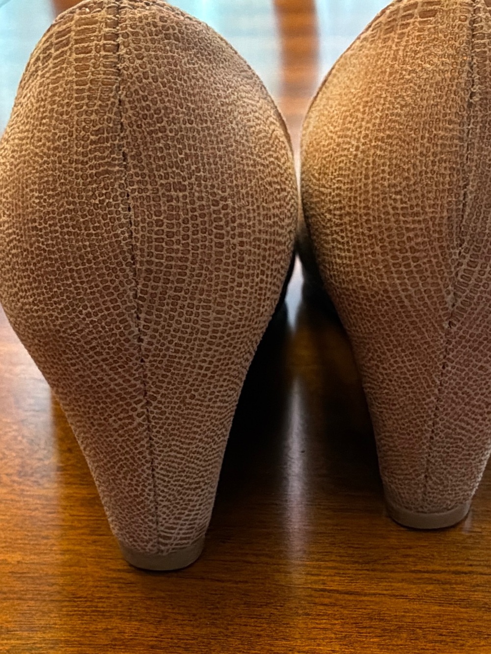 Stuart Weitzman Tan Leather Bow Flats with Tortoiseshell Accent - Picture 4 of 10
